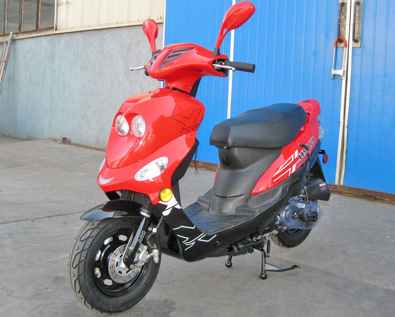 سیستم خنک کننده با موتور CDI Ignition بزرگسالان روروک مخصوص بچه ها 50CC Scooter 65 - 70km / H کار ترمز دستی