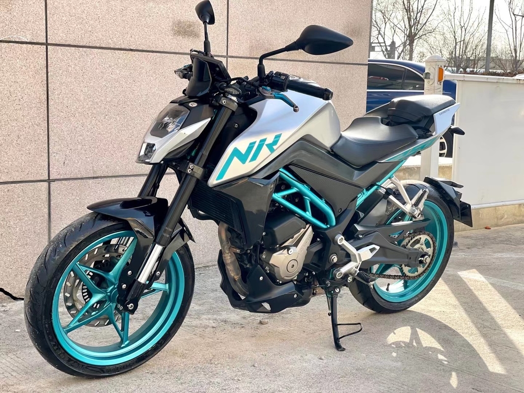 موتور سیکلت 150 سی سی با قدرت بالا و دارای موتور سوپاپ 4 سیلندر SOHC 2 سوپاپ