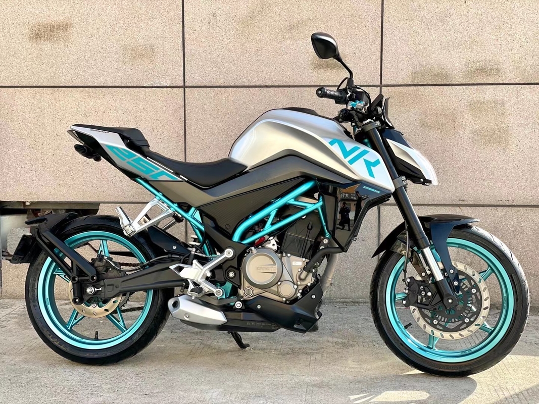 موتور سیکلت 150 سی سی با قدرت بالا و دارای موتور سوپاپ 4 سیلندر SOHC 2 سوپاپ